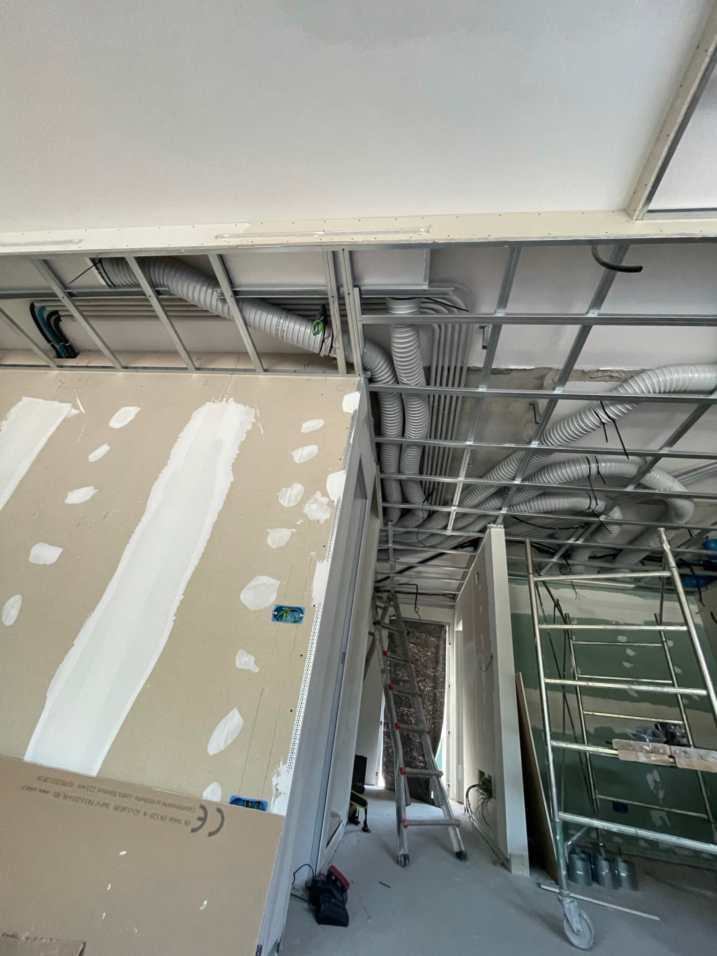 Impianti elettrici completi, impianti aria e soluzioni chiavi in mano — Cantieri in tutta Italia (foto 1)